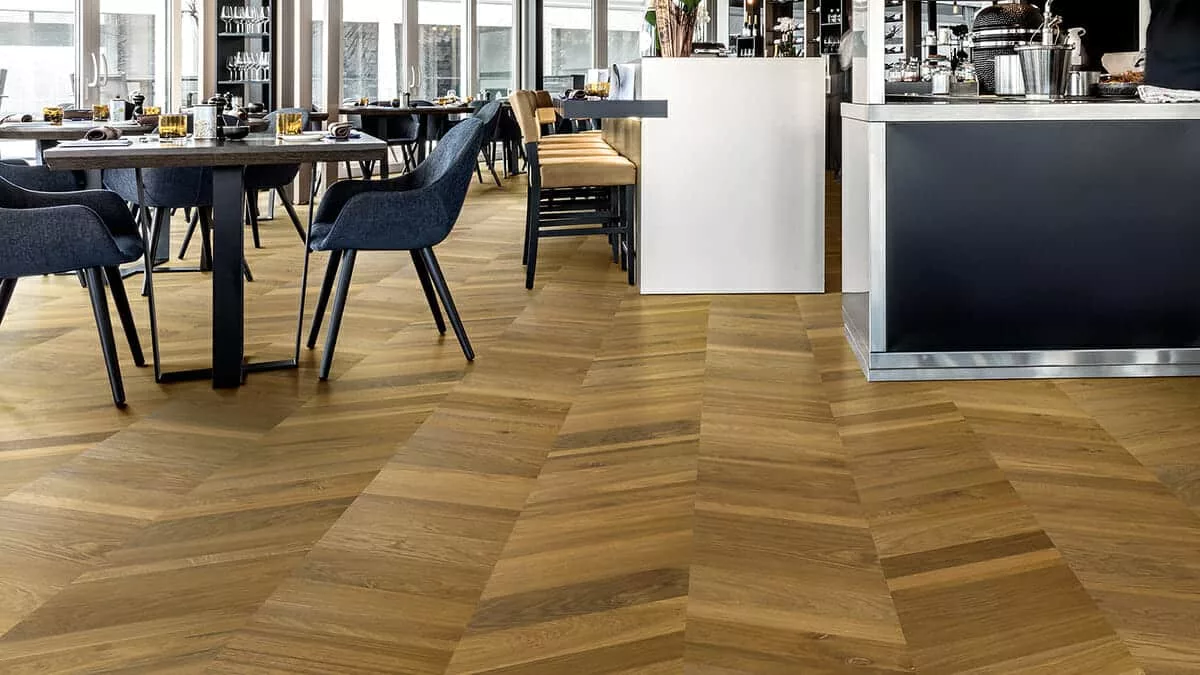 instalación suelos chevrón